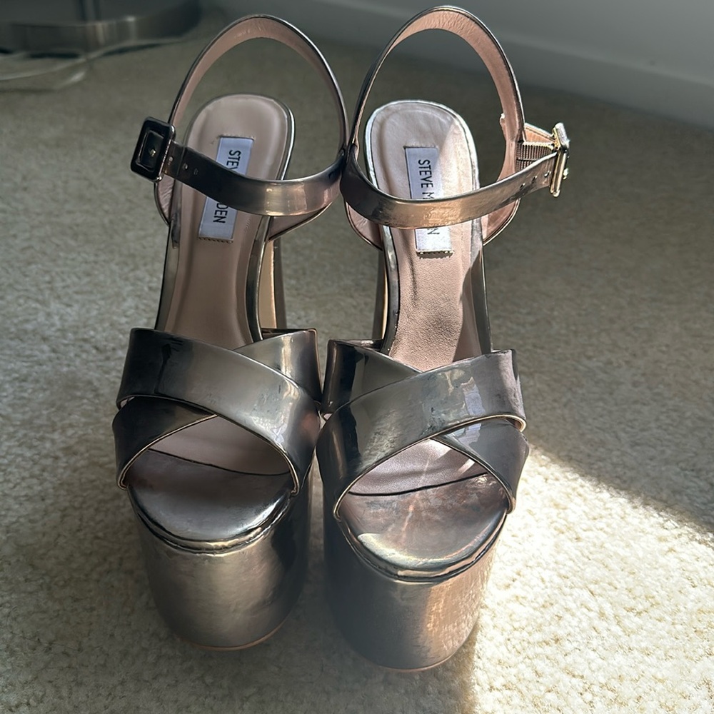 Steve Madden Metallic Gold platform pumps size 8